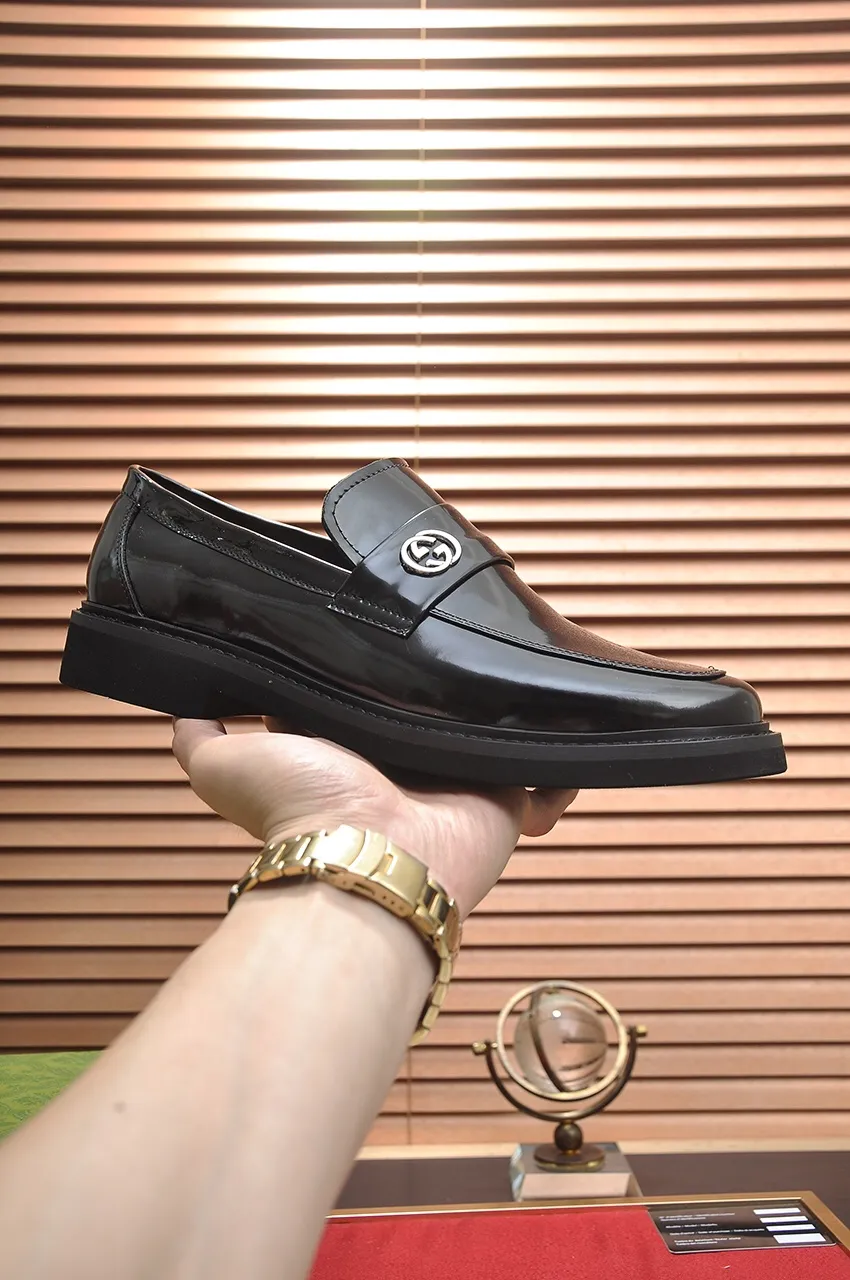 Factory price 540💶Italy’s top luxury men’s shoe giant (GUCCI) (Gucci) (full cowhide lining) new arrival🍃Original European style🔰 Pleasant to the eye😍In order to make the shoes more durable and non-deformable🌀The production continues to follow traditional methods but there is still no lack of innovation💪The original open-edge beaded cowhide is selected for the leather♻️ Smooth, natural and extra bright⭐Made of imported cowhide The rich man’s first choice 38-45 (45 customized)